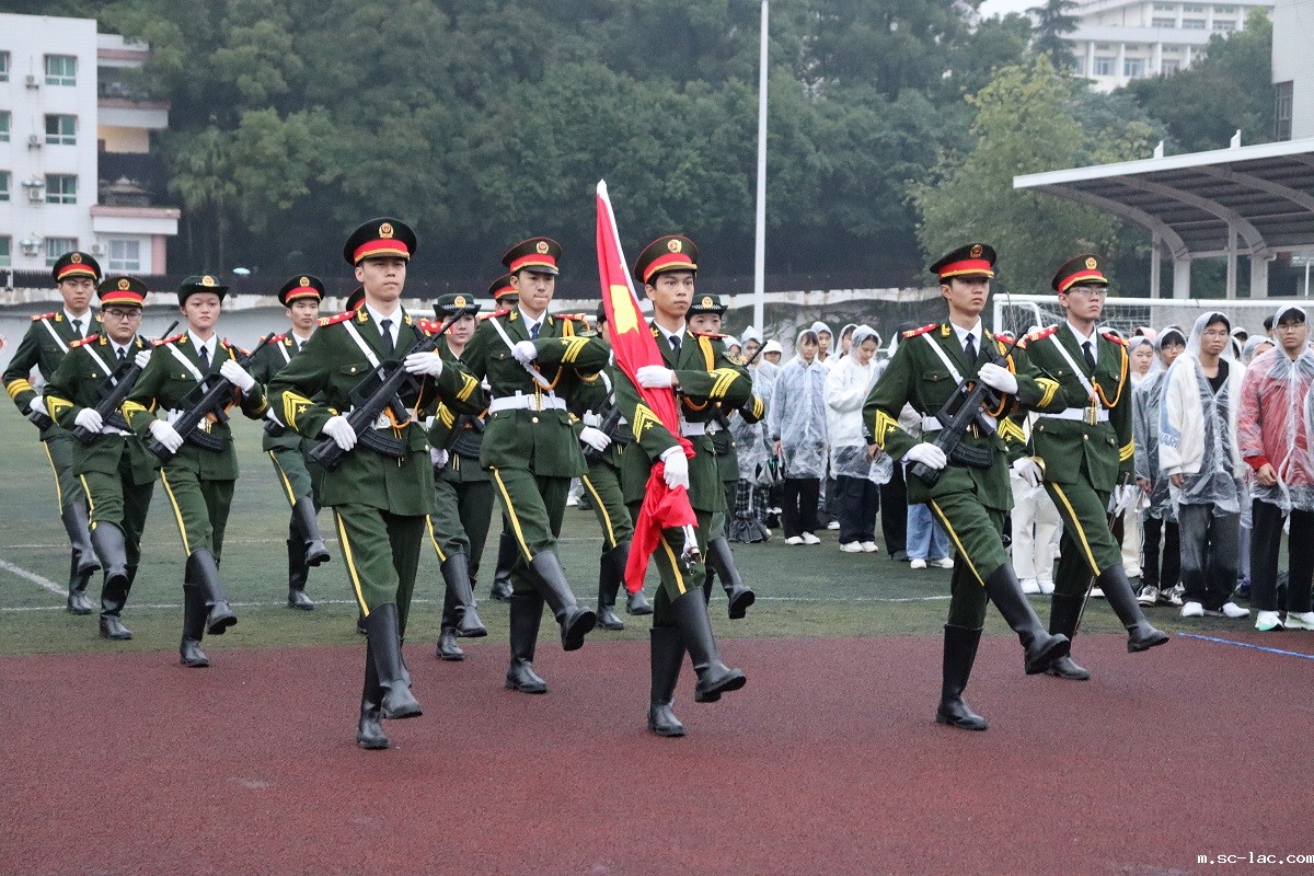 【建校七十四周年】细雨见证赤子心 老伟德网上娱乐举行建校74周年升旗仪式